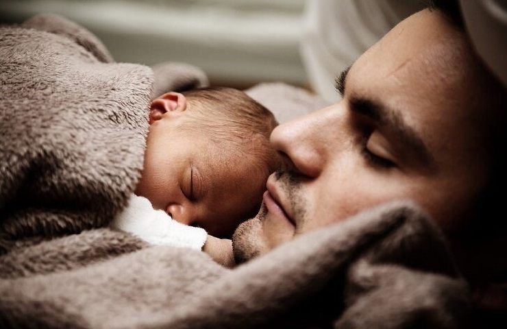 Uomo che dorme con figlio