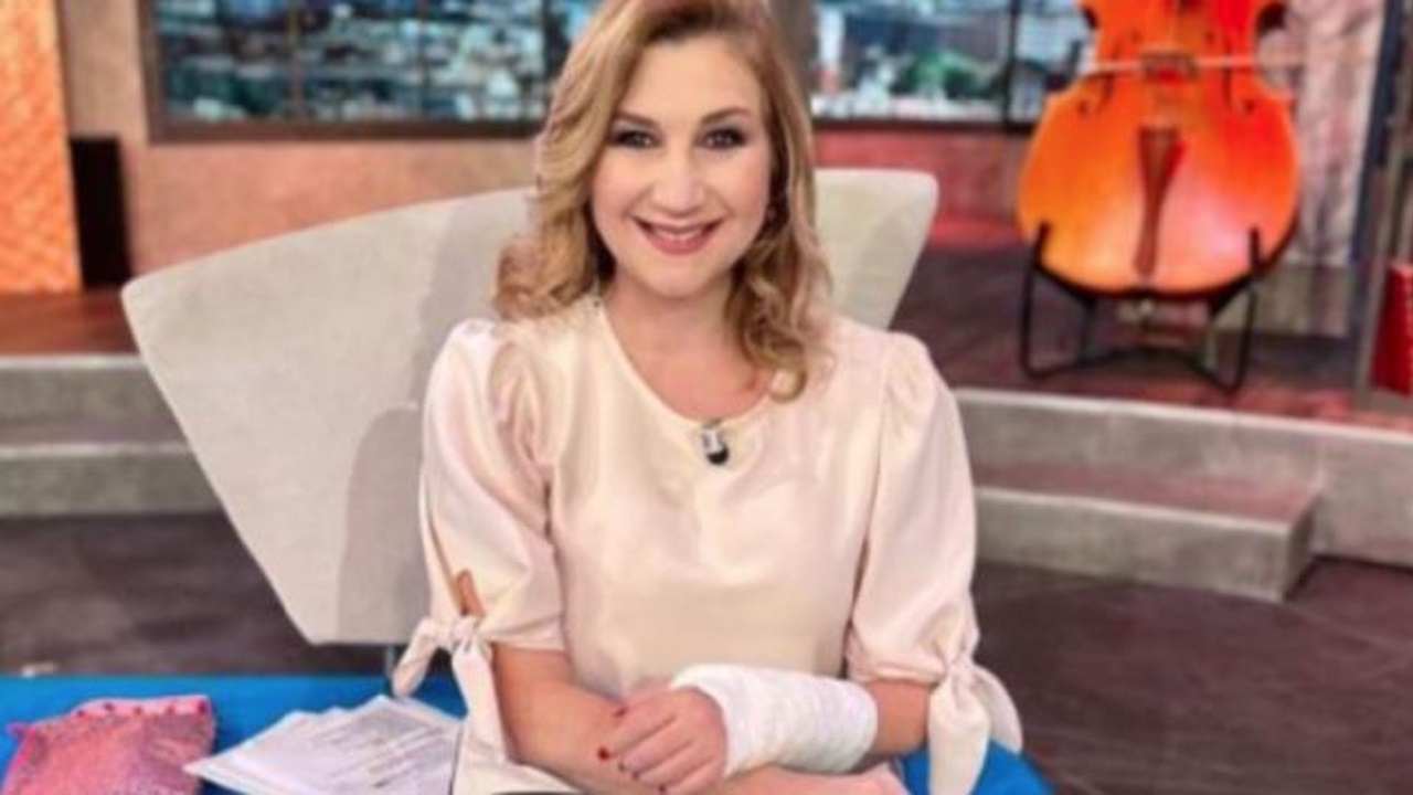 Serena Bortone con il braccio fasciato