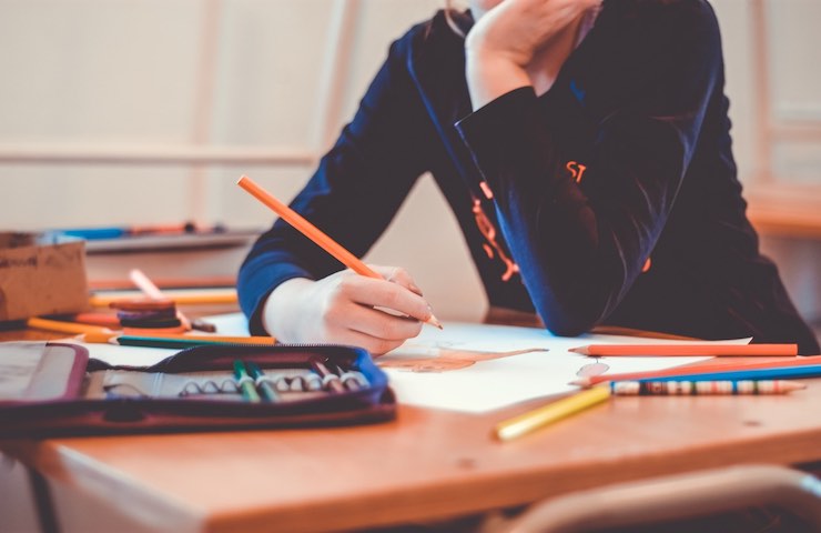 Bambina a scuola