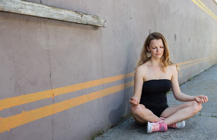 Ragazza in strada meditazione