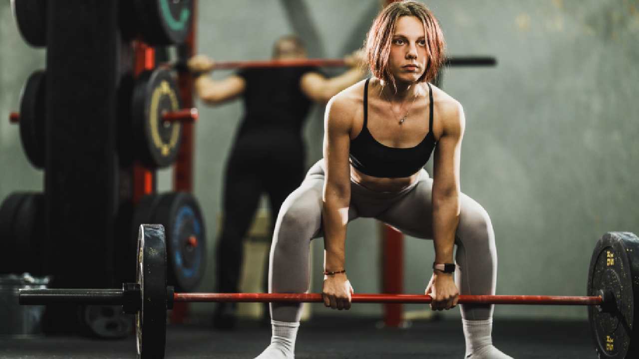 Ragazza che si allena in palestra