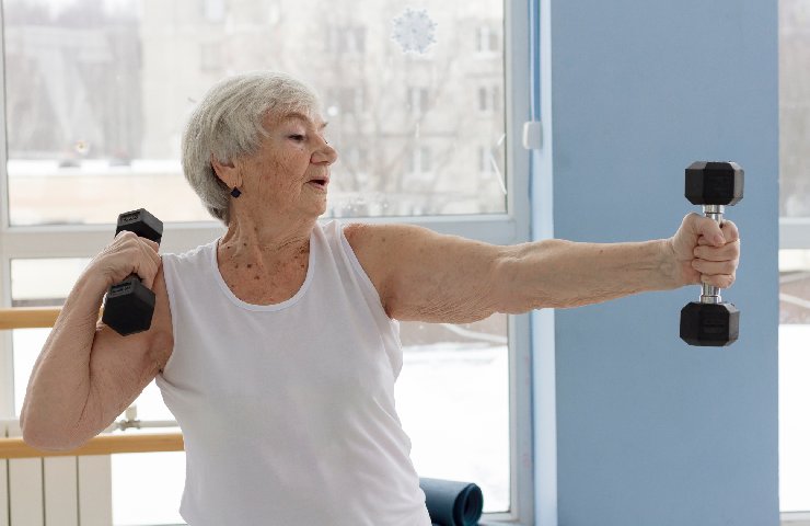 Anziana che fa ginnastica