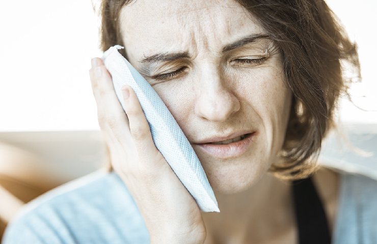 Donna che soffre per il mal di denti