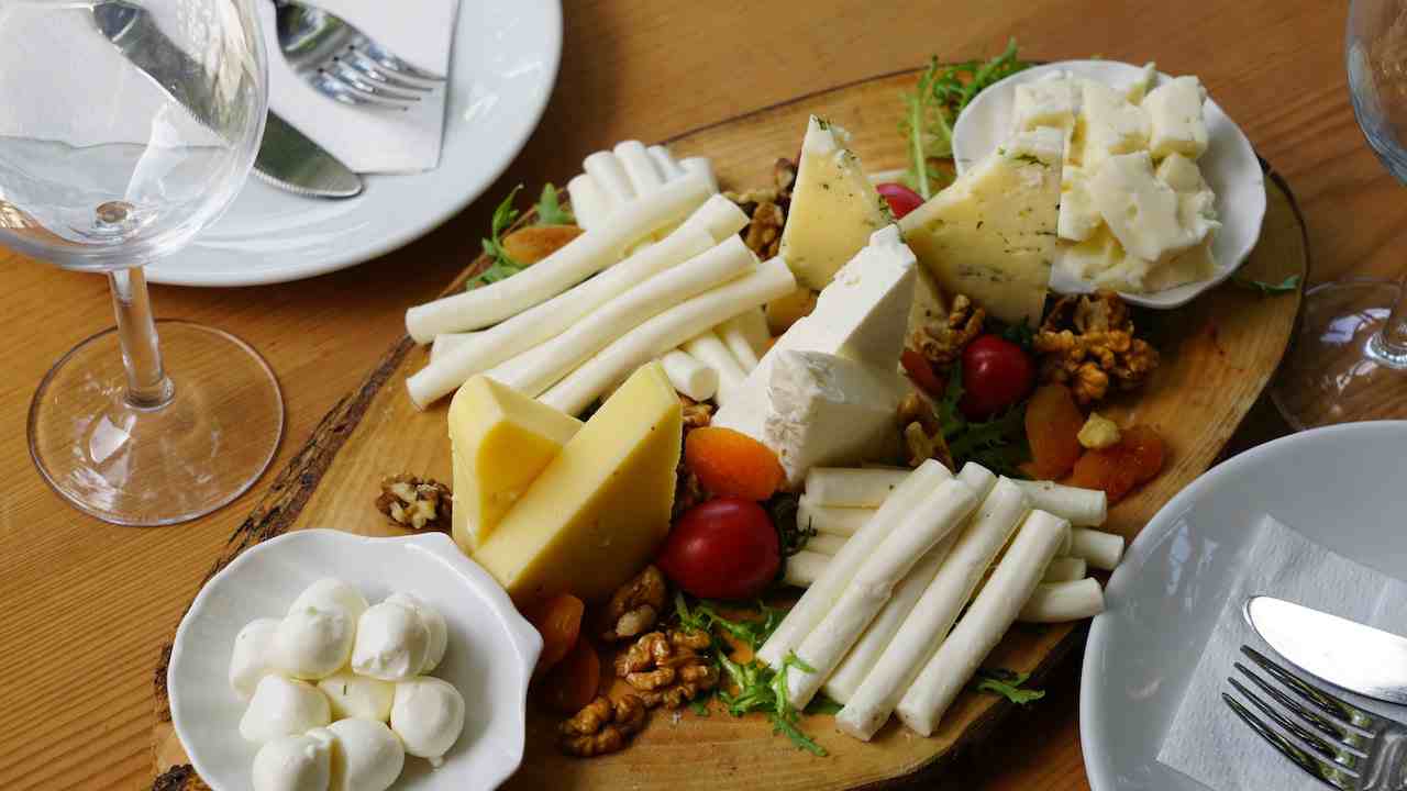 Tagliere di formaggi su un tavolo