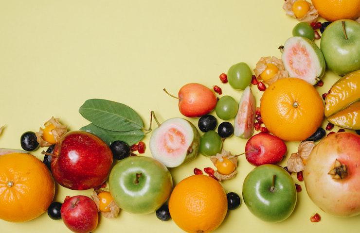 Foto dall'alto di vari frutti disposti sul tavolo