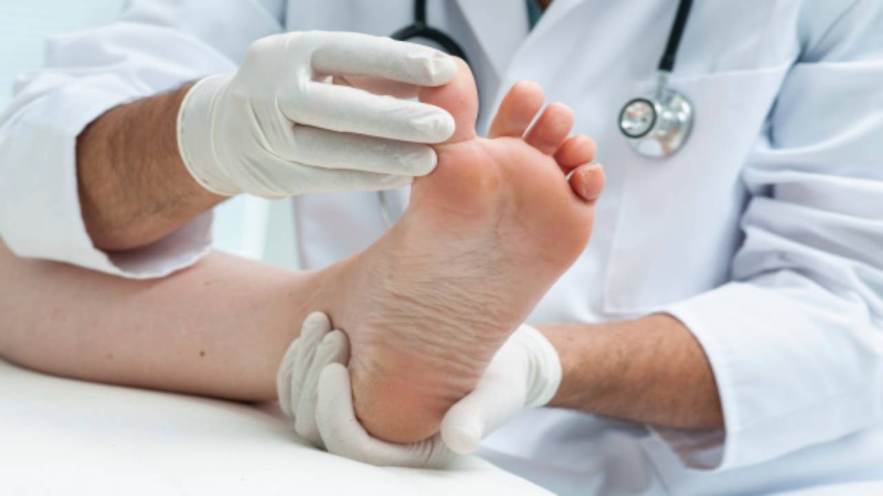 Dottore che controlla il piede di un paziente