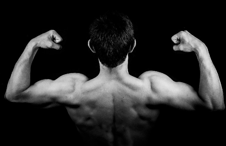 Foto in bianco e nero delle spalle di un uomo