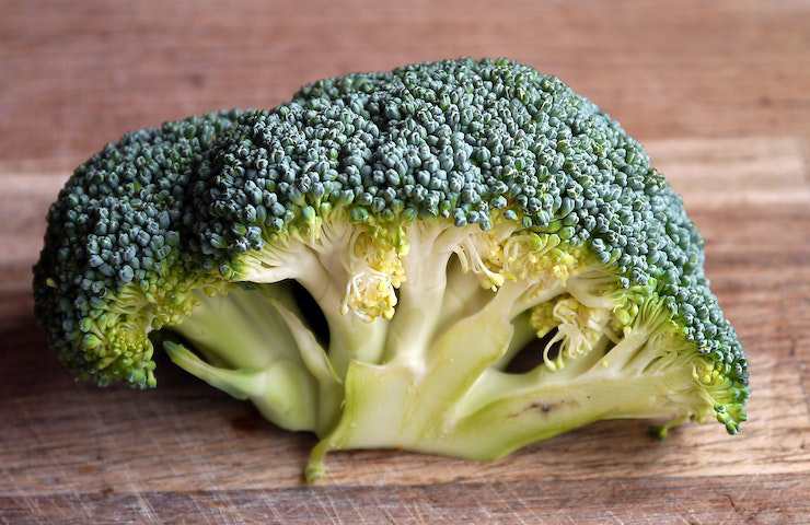 Primo piano su un broccolo tagliato a metà