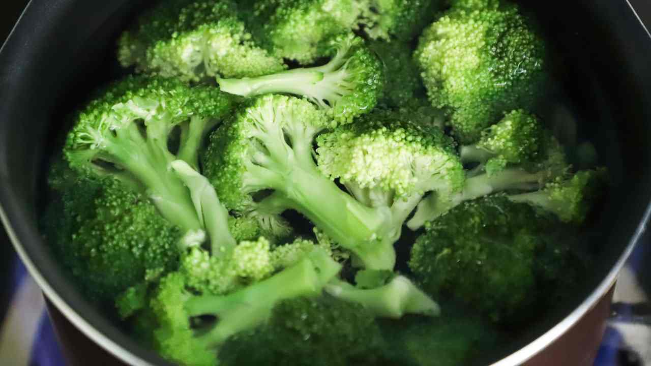 Broccoli messi a bollire in pentola