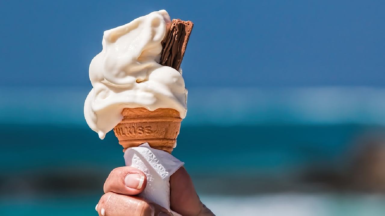 Gelato con sfondo il mare