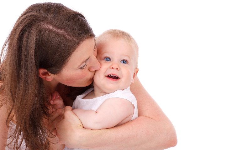 Una mamma bacia il suo bambino