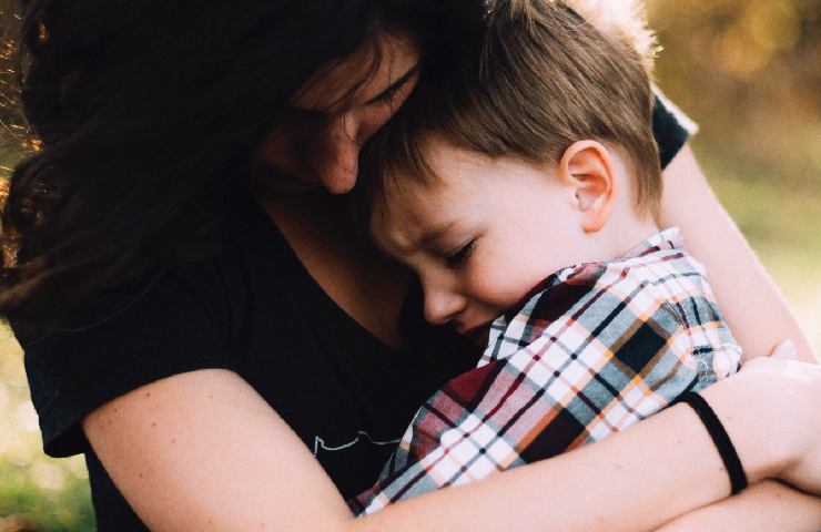 Madre che abbraccia il figlio 