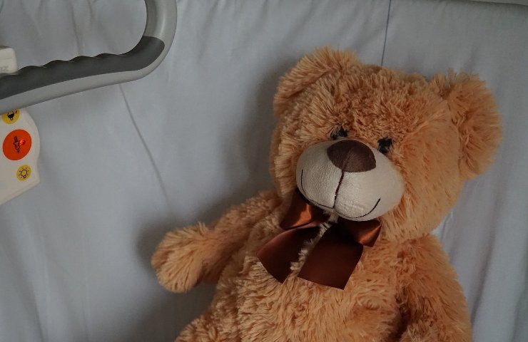 peluche su letto di ospedale