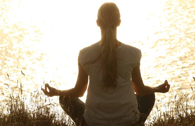 Un donna pratica meditazione