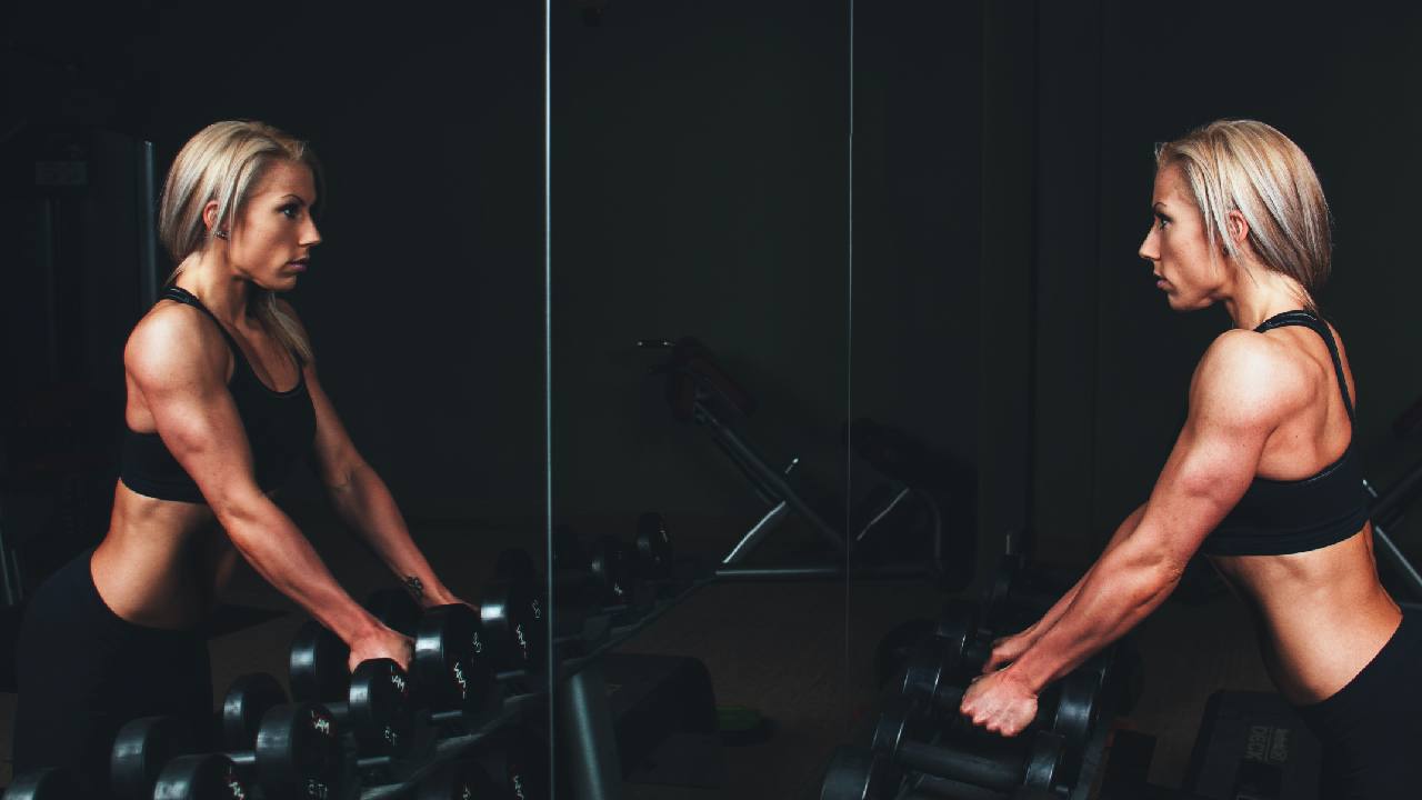 Donna in palestra allo specchio