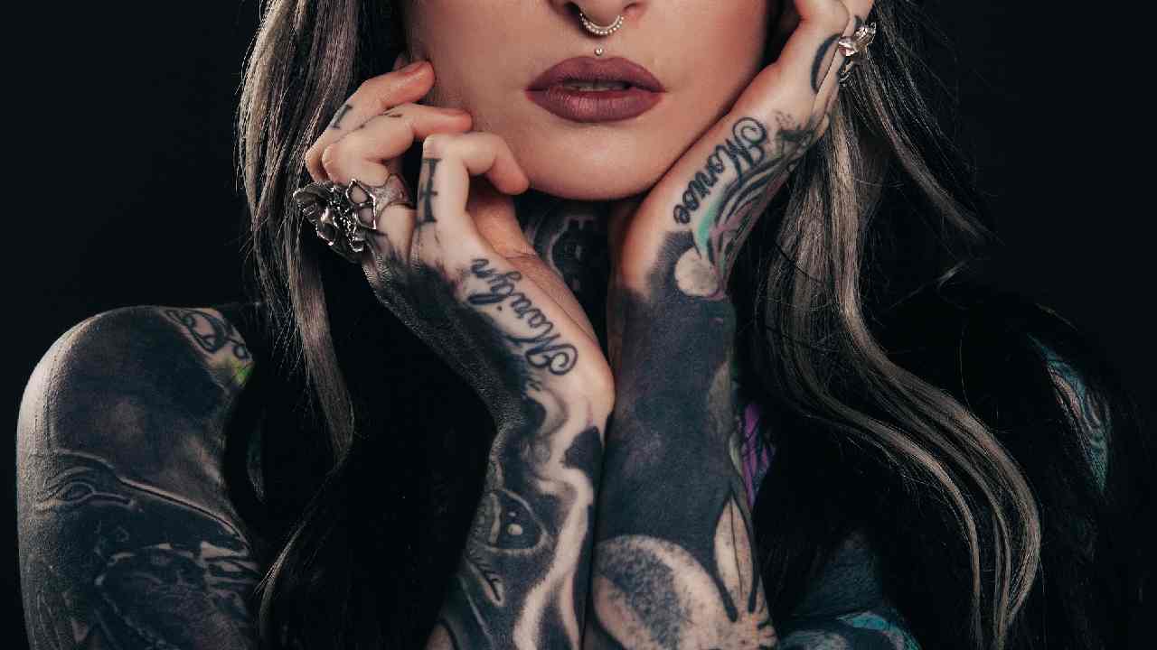 Donna tatuata