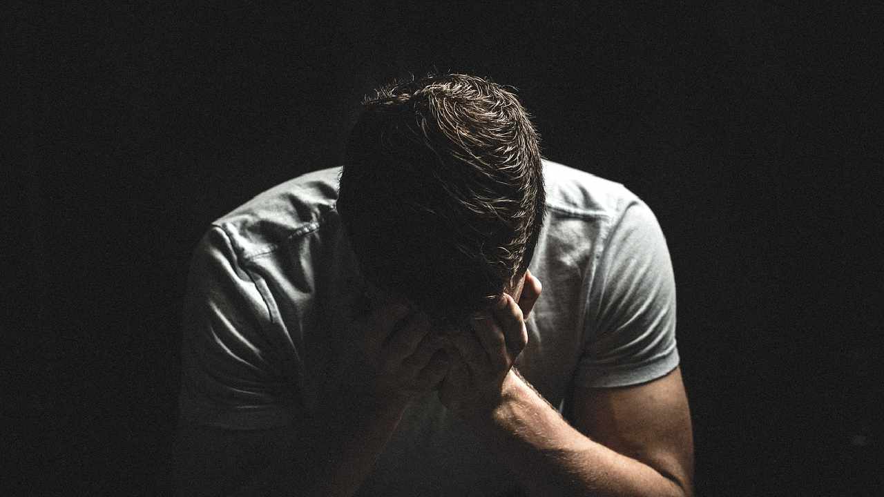 Uomo in uno stato di depressione