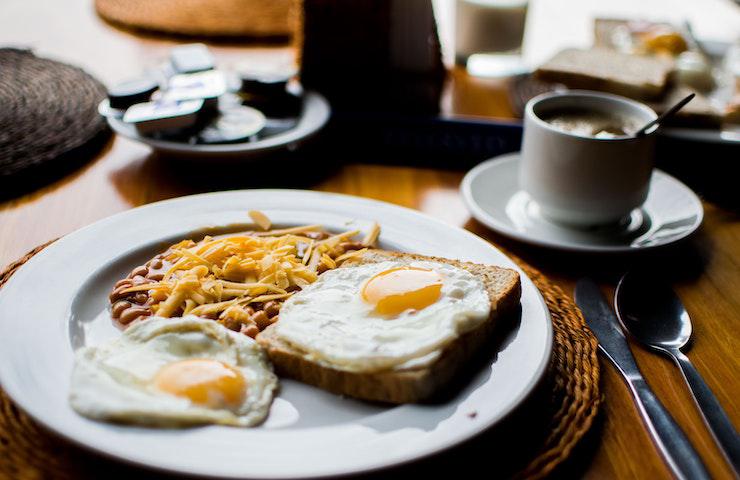 Mangiare gli avanzi della cena a colazione aiuta a dimagrire: ecco perché