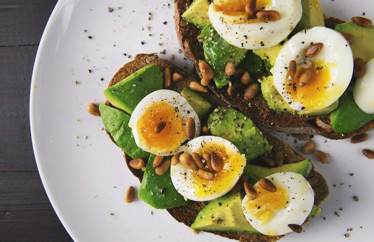 Due bruschette condite con pezzi di avocado e uova sode