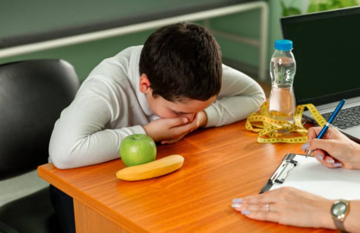 Bambino da un medico nutrizionista