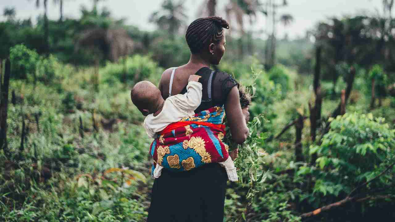 Donna e bambino africani