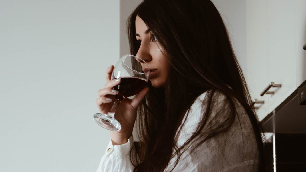 Una ragazza beve vino