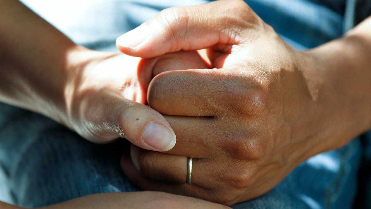 Una stretta di mano consolatoria