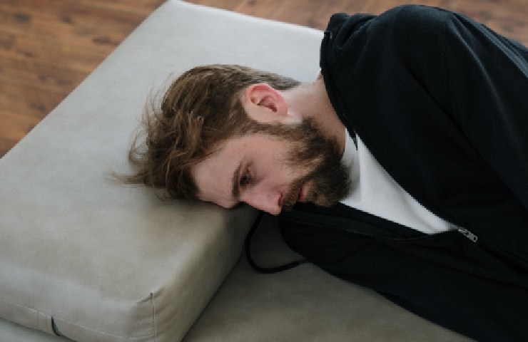 Uomo sdraiato sul letto