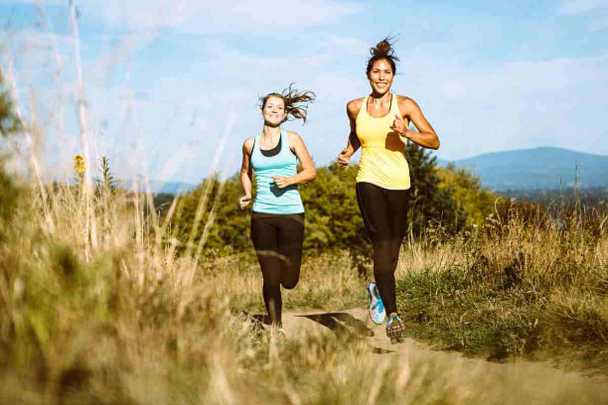 Ragazze che corrono al parco