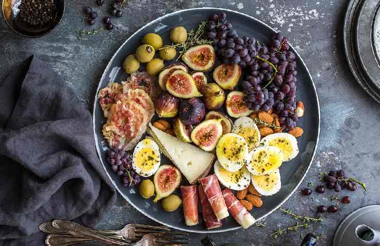 Piatto con formaggi, fichi e proteine