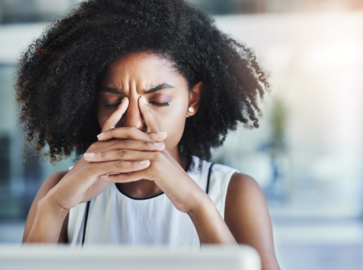 Una ragazza cerca di concentrarsi sul mal di testa che l'ha colpita