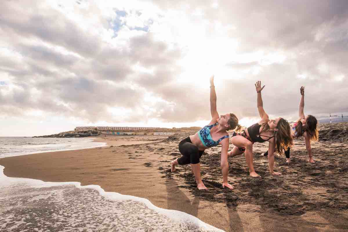 Ragazze si allenano durante l'estate in riva al mare