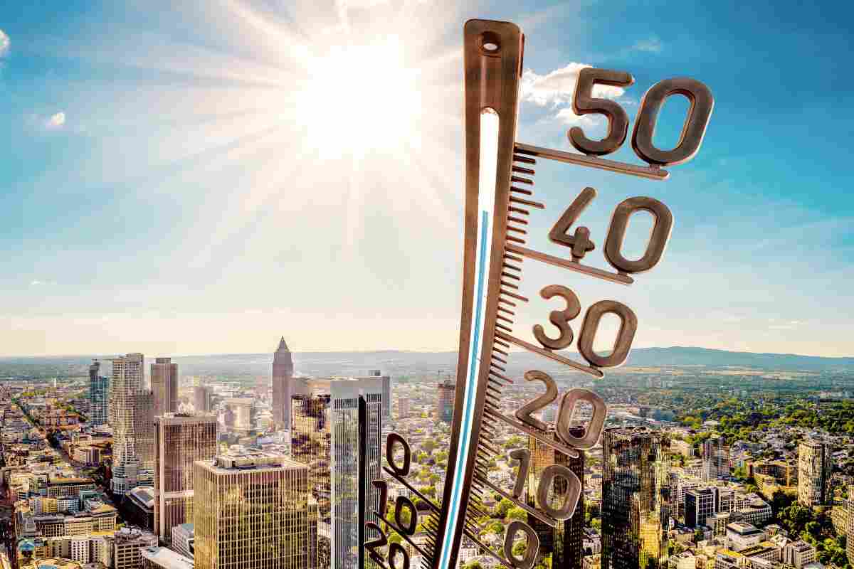 Termometro che indica la temperatura in aumento in città