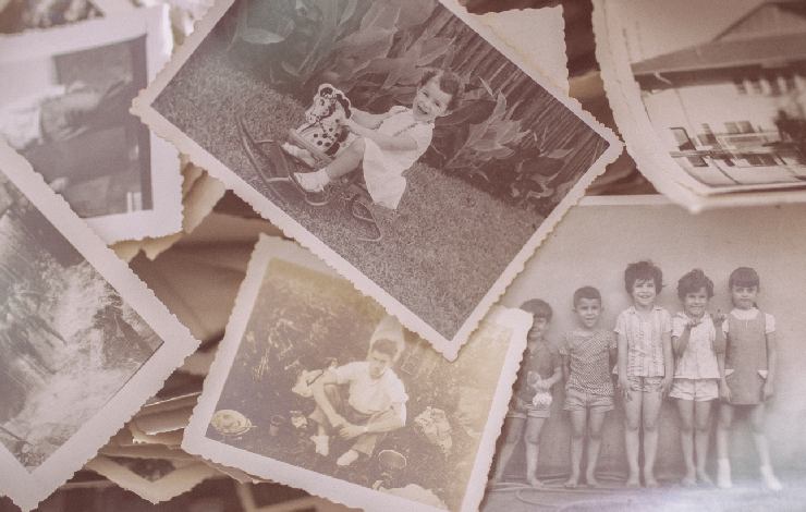 Fotografie vecchie di bambine e bambini in bianco e nero o color seppia