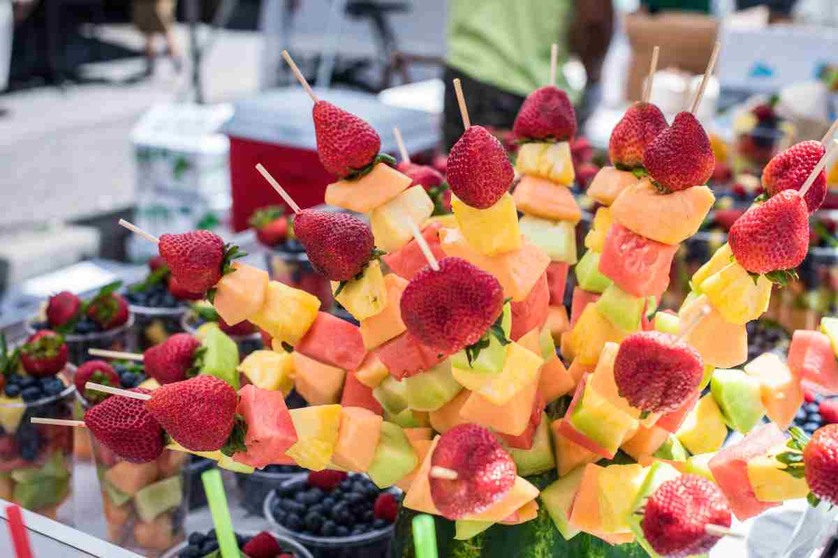 Spiedini di frutta estiva colorati