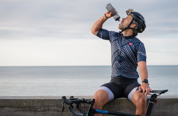 Ciclista beve per recuperare dal senso di stanchezza