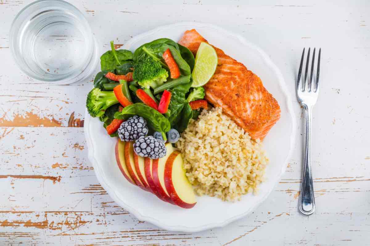 Piatto di cibo salutare con salmone che aiuta nella perdita di peso