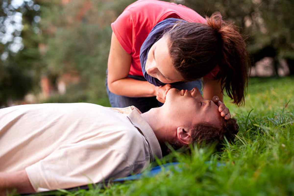 Ragazza cerca di capire se il ragazzo ferito respira