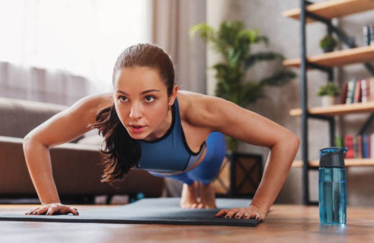 Ragazza si allena facendo i Push Up