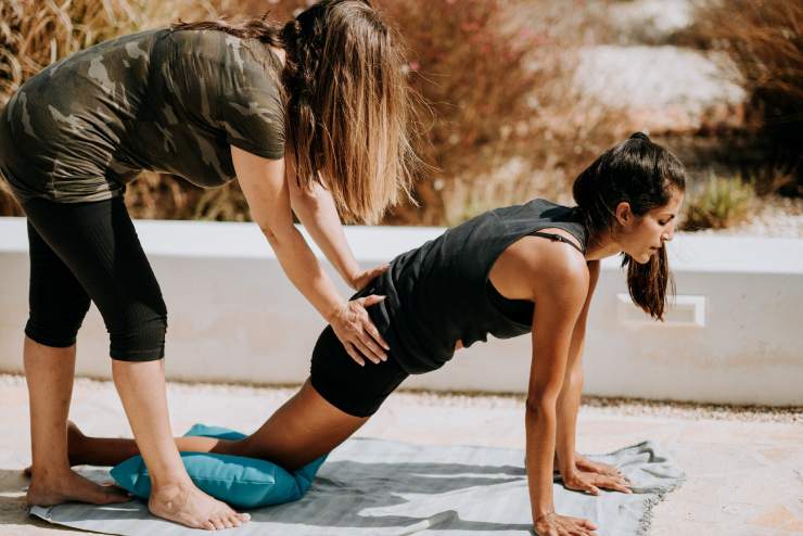 Due donne fanno esercizio fisico durante una sessione di allenamento Tabata