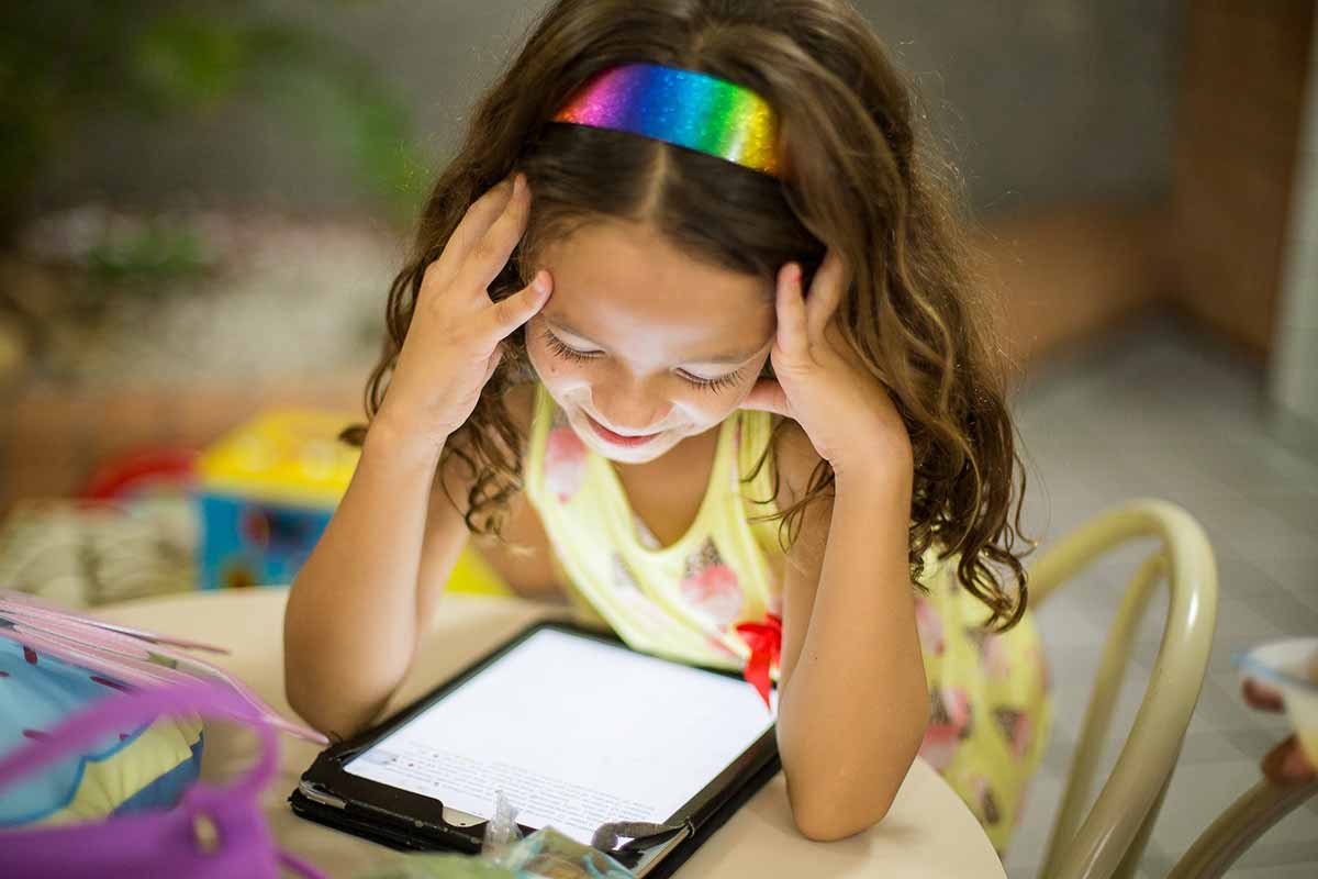 una bambina davanti ad un tablet