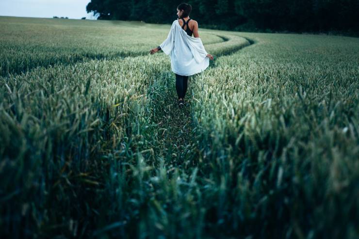 Donna cammina in un campo