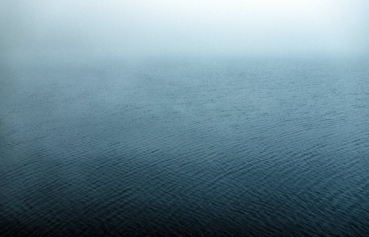 Mare vasto che sfuma dal bianco al blu profondo e pauroso