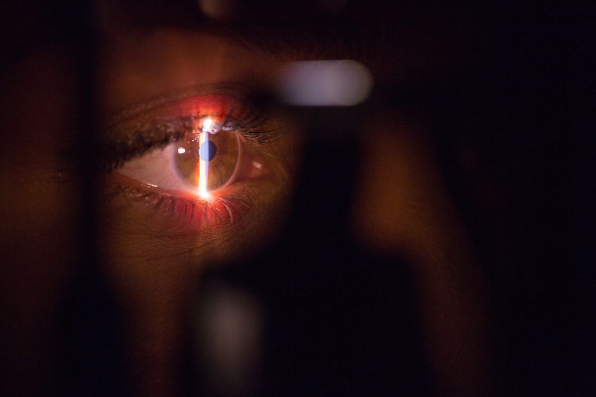 Occhio osservato durante una visita oculistica