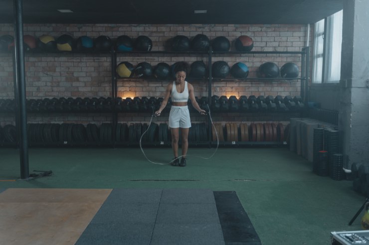 Donna salta la corda in palestra