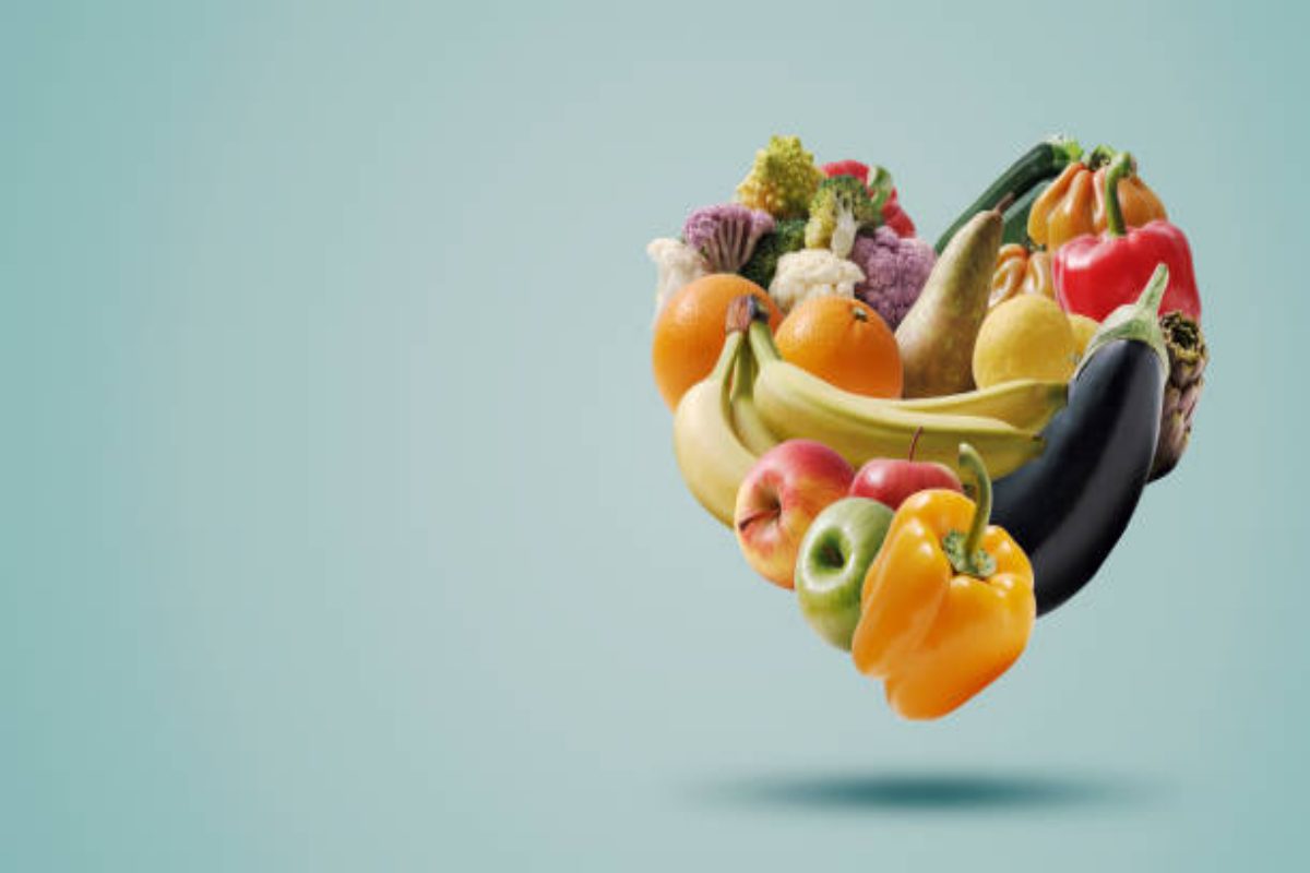 Cuore fatto di frutta e verdura per indicare una dieta equilibrata che fa bene al cuore