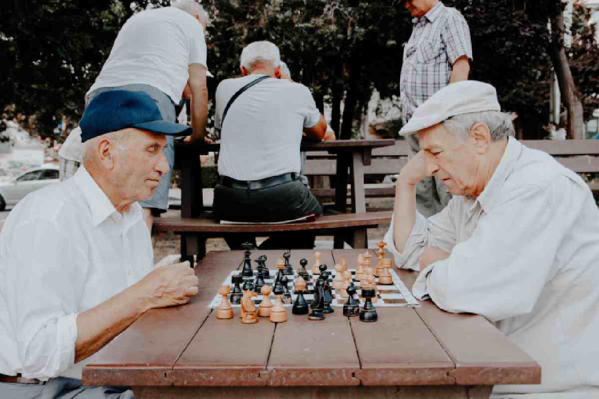 Anziani che giocano a scacchi