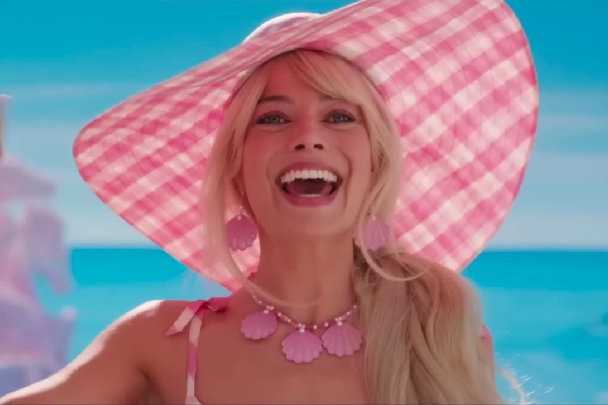 Scena da Barbie con Margot Robbie col cappello rosa