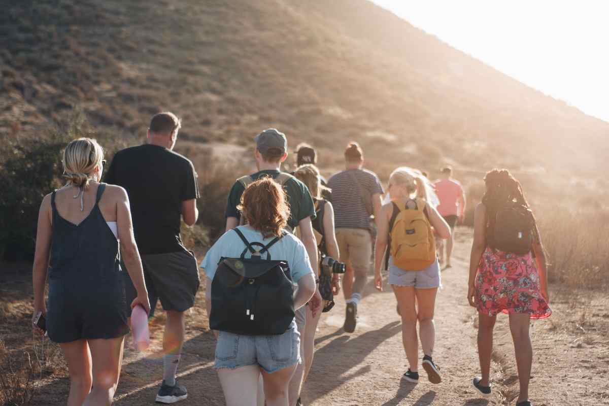 Persone che camminano su un sentiero