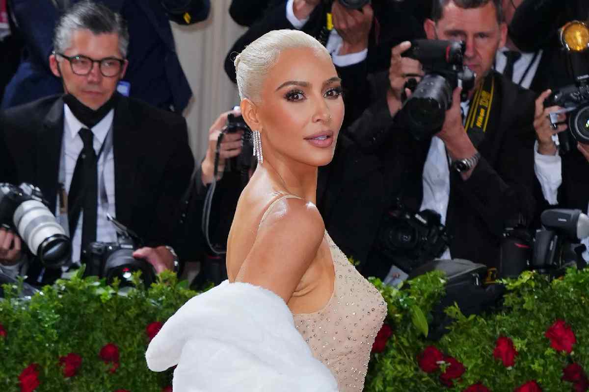 Kim Kardashian che indossa il vestito di Marilyn Monroe